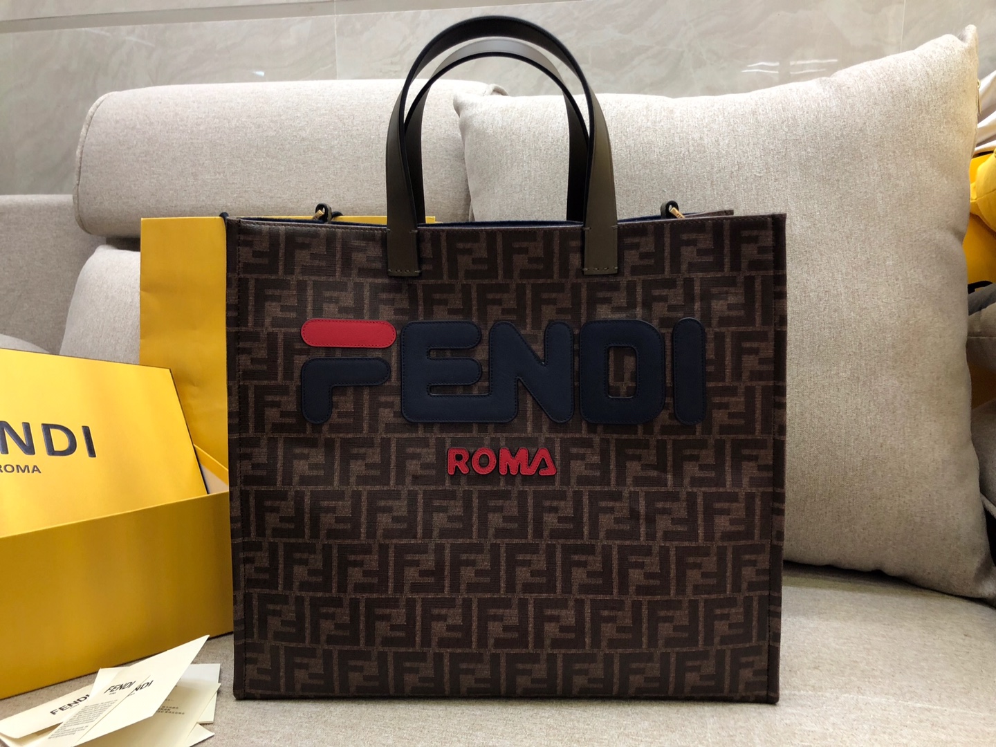 Fendi 芬迪 新款购物袋 男女街拍爆款 39x35x18cm 黑色