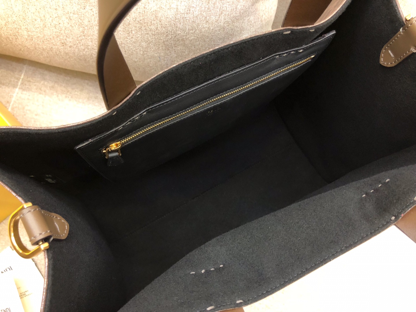 Fendi 芬迪 新款购物袋 双手柄手提袋 饰有棕色F印花标志图案  39x35x18cm