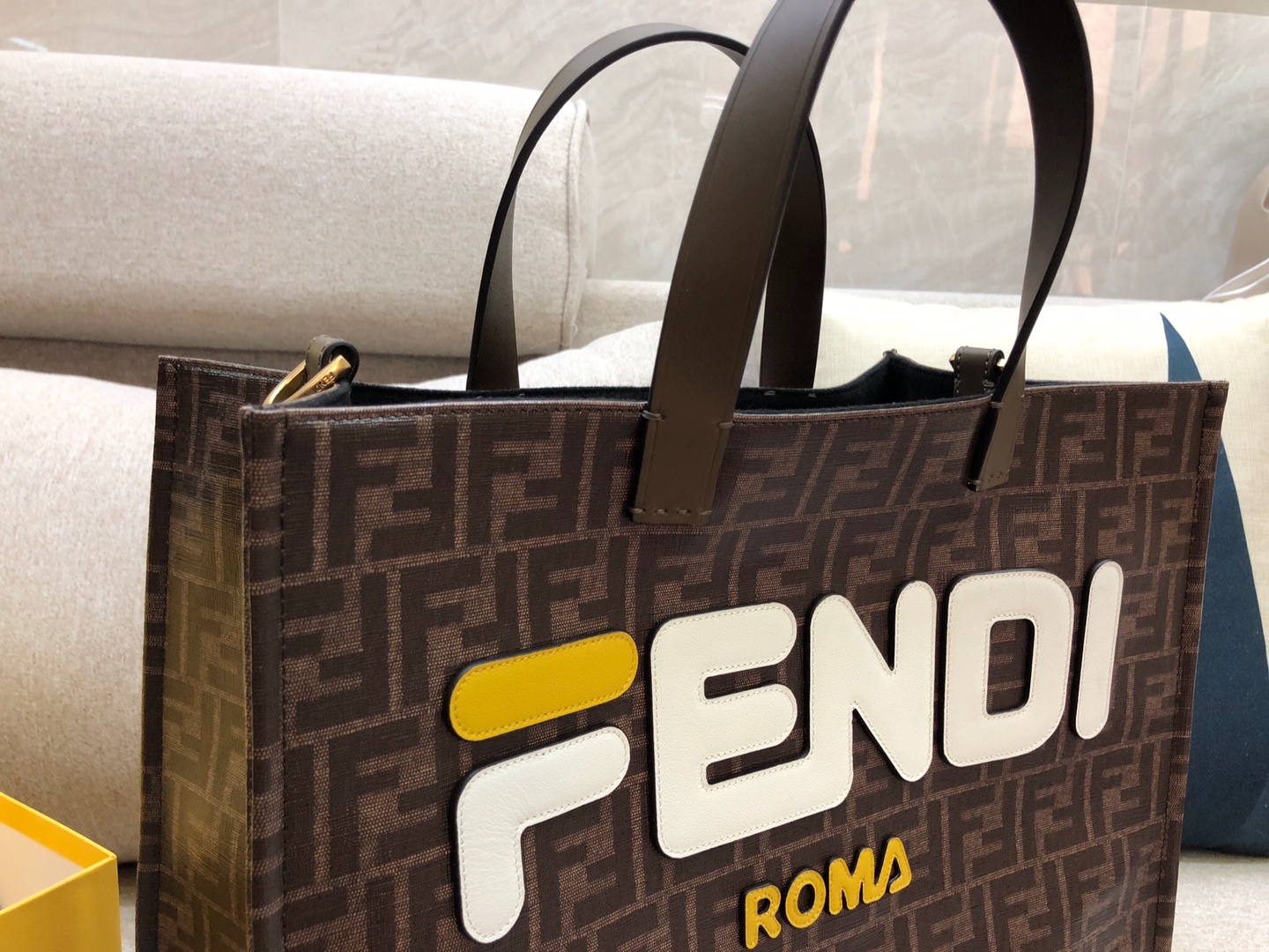 Fendi 芬迪 新款购物袋 双手柄手提袋 饰有棕色F印花标志图案  39x35x18cm