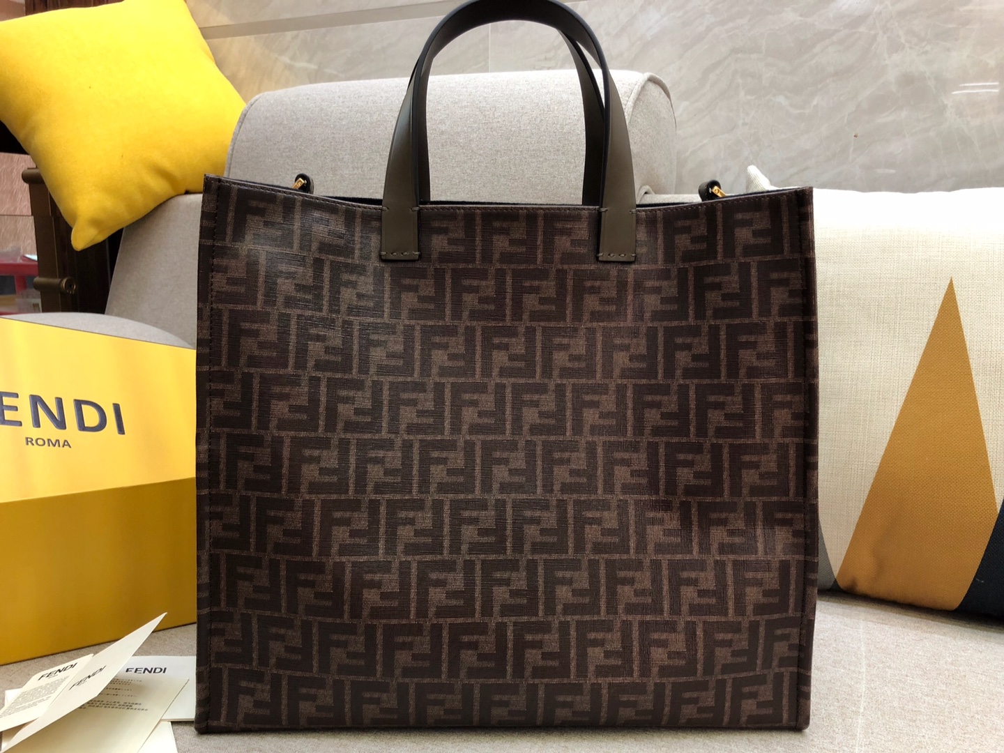 Fendi 芬迪 新款购物袋 双手柄手提袋 饰有棕色F印花标志图案  39x35x18cm