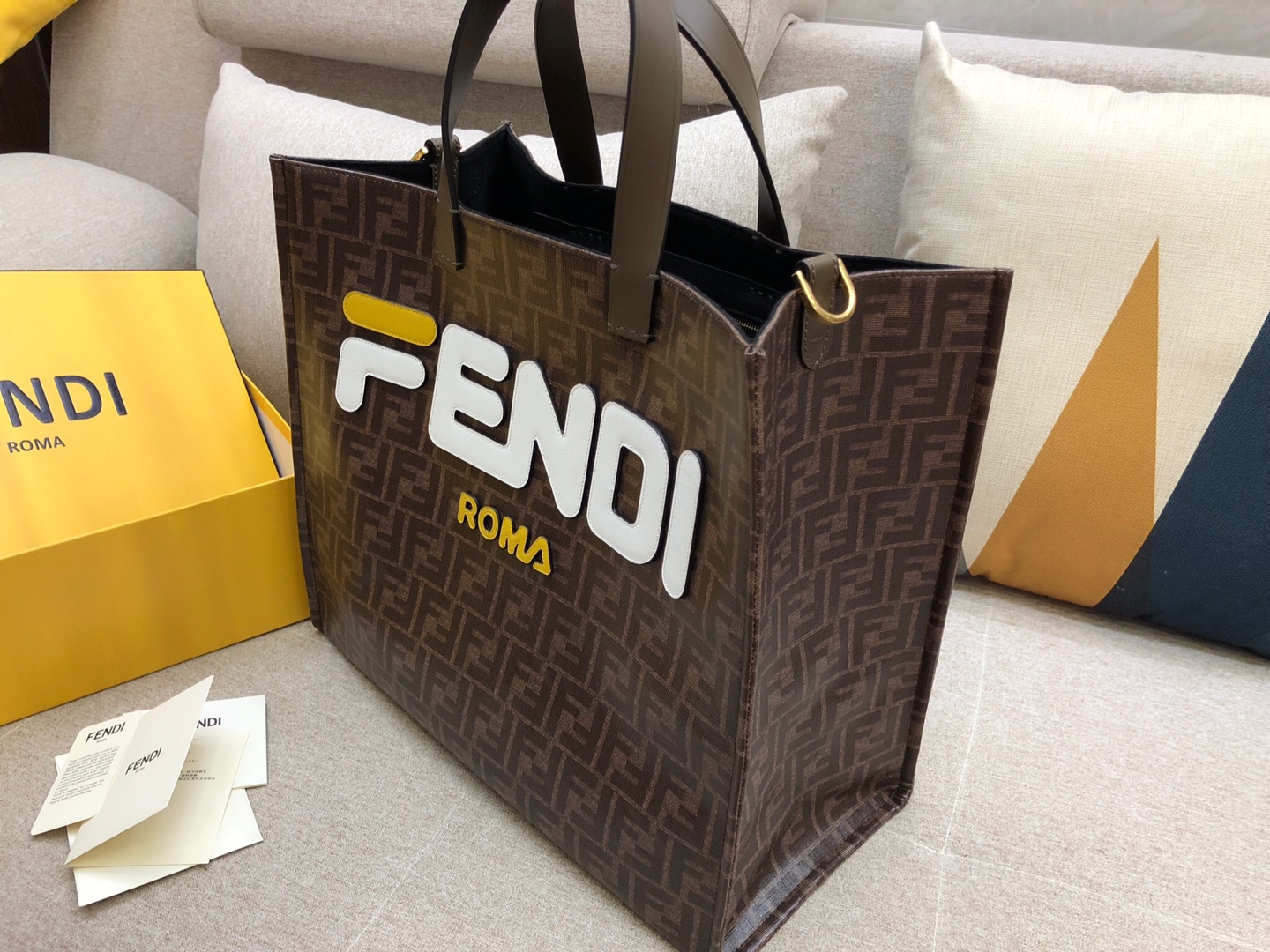Fendi 芬迪 新款购物袋 双手柄手提袋 饰有棕色F印花标志图案  39x35x18cm