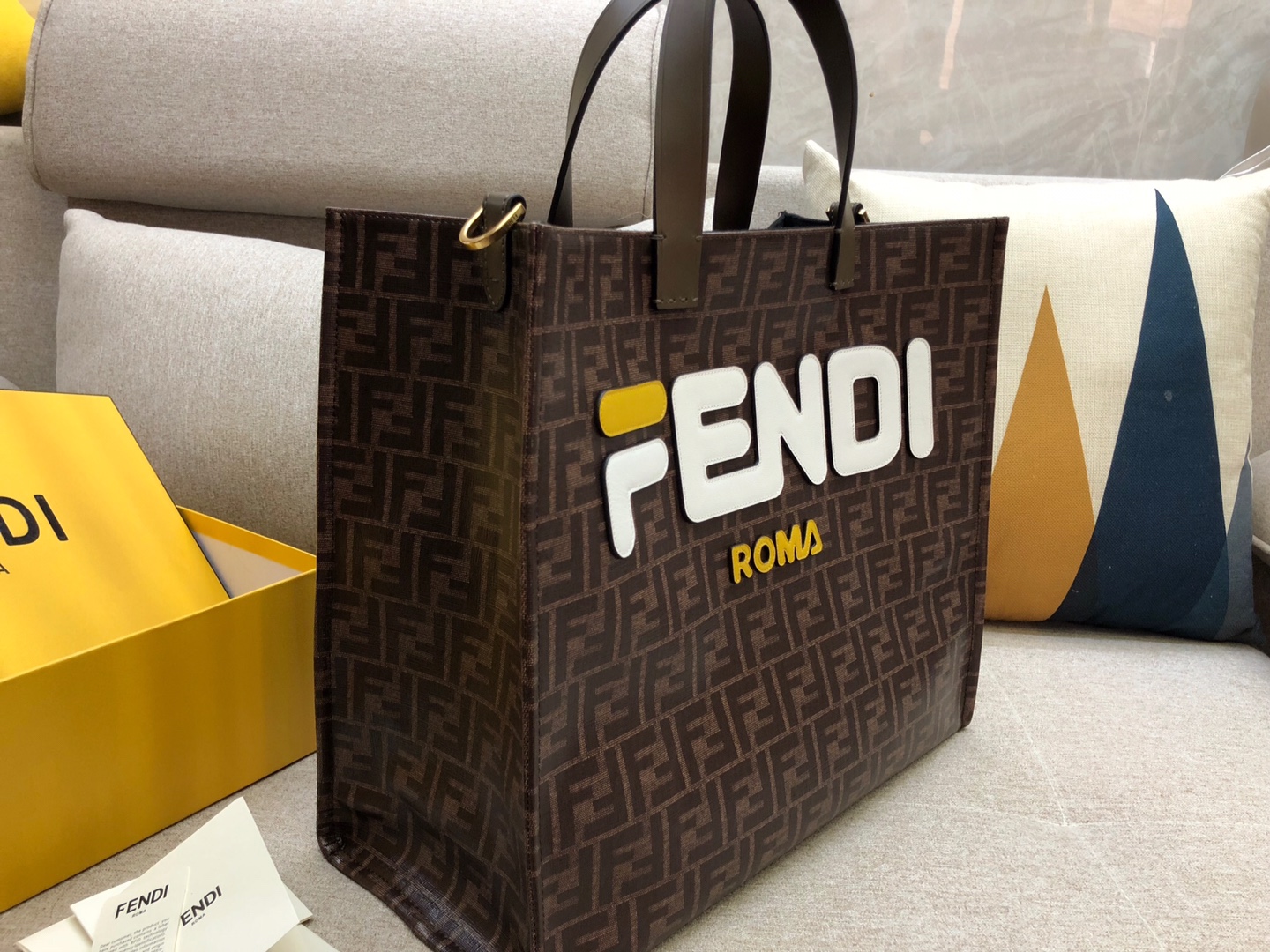Fendi 芬迪 新款购物袋 双手柄手提袋 饰有棕色F印花标志图案  39x35x18cm
