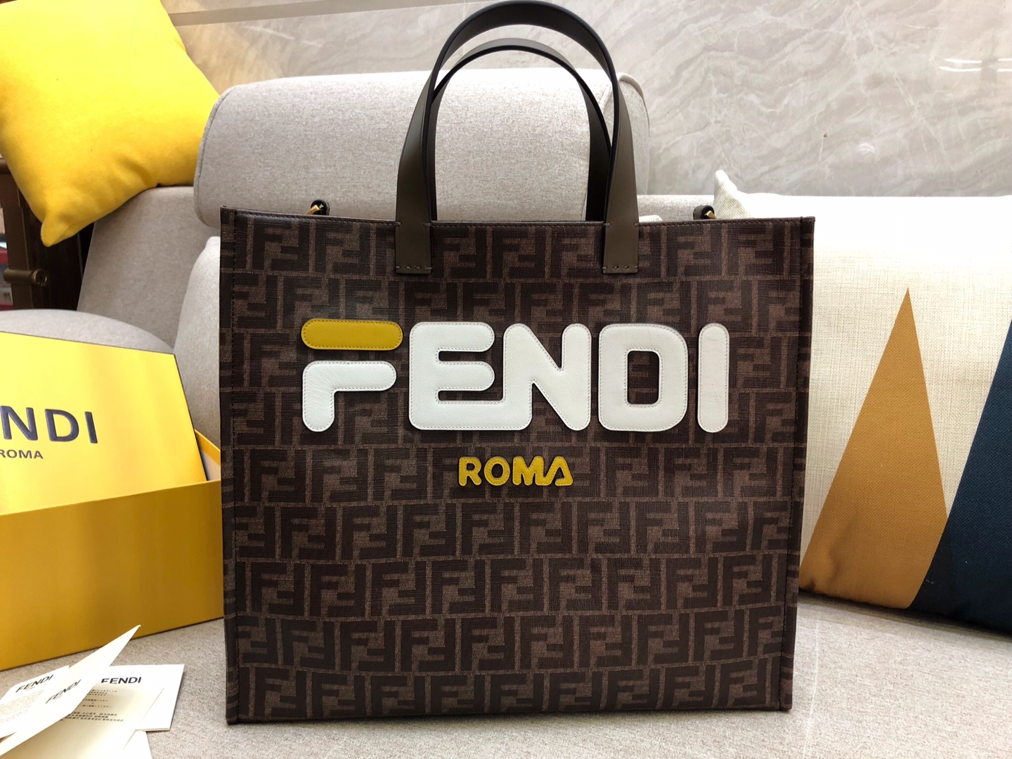Fendi 芬迪 新款购物袋 双手柄手提袋 饰有棕色F印花标志图案  39x35x18cm