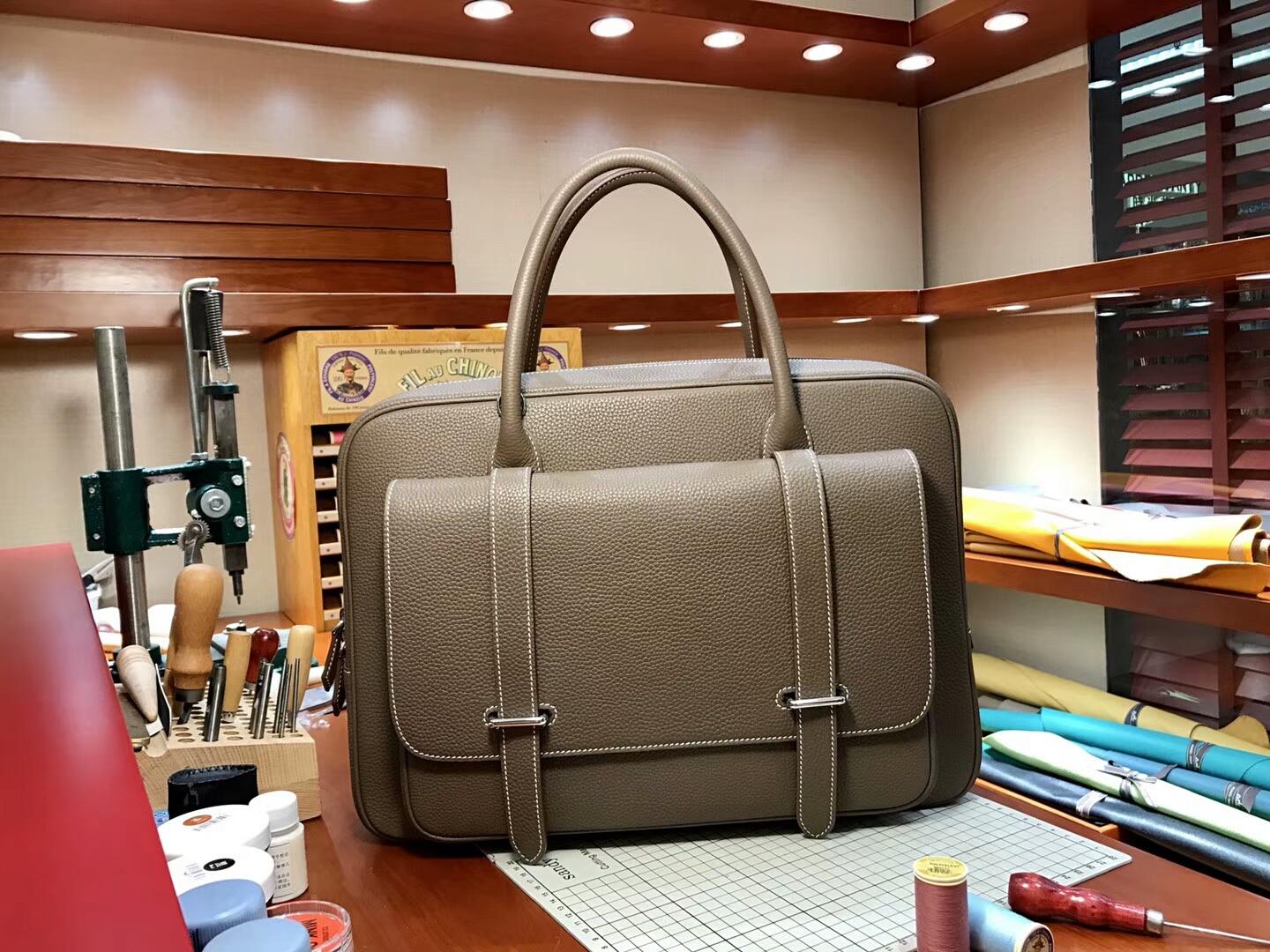 HERMES 爱马仕 邮差男士公文包 大象灰 CK18 Etoupe 现货系列  配全套专柜原版包装 