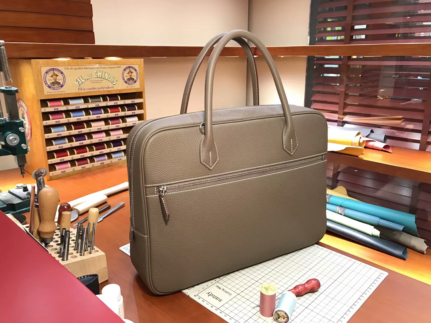 HERMES 爱马仕 邮差男士公文包 大象灰 CK18 Etoupe 现货系列  配全套专柜原版包装 