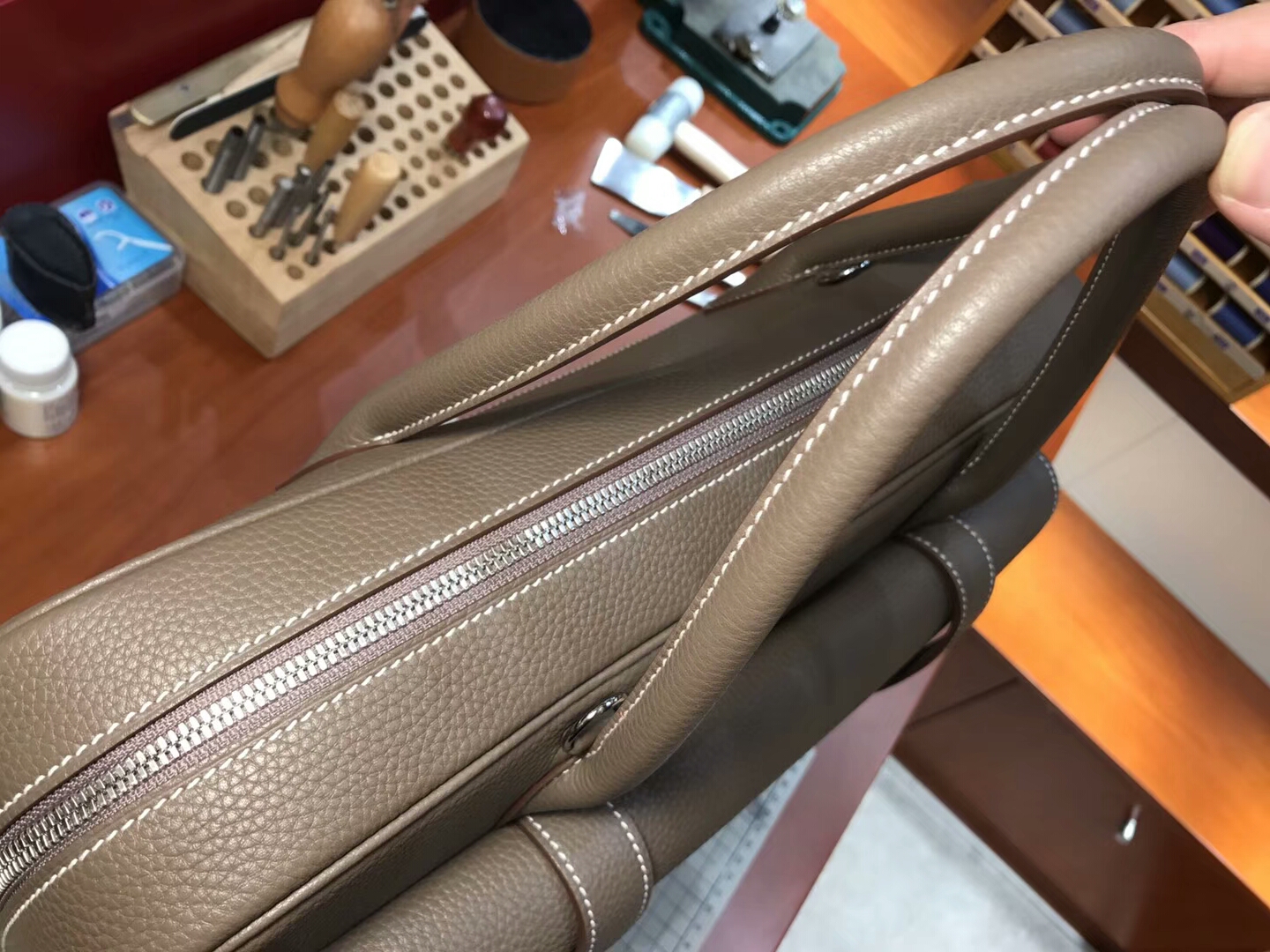 HERMES 爱马仕 邮差男士公文包 大象灰 CK18 Etoupe 现货系列  配全套专柜原版包装 