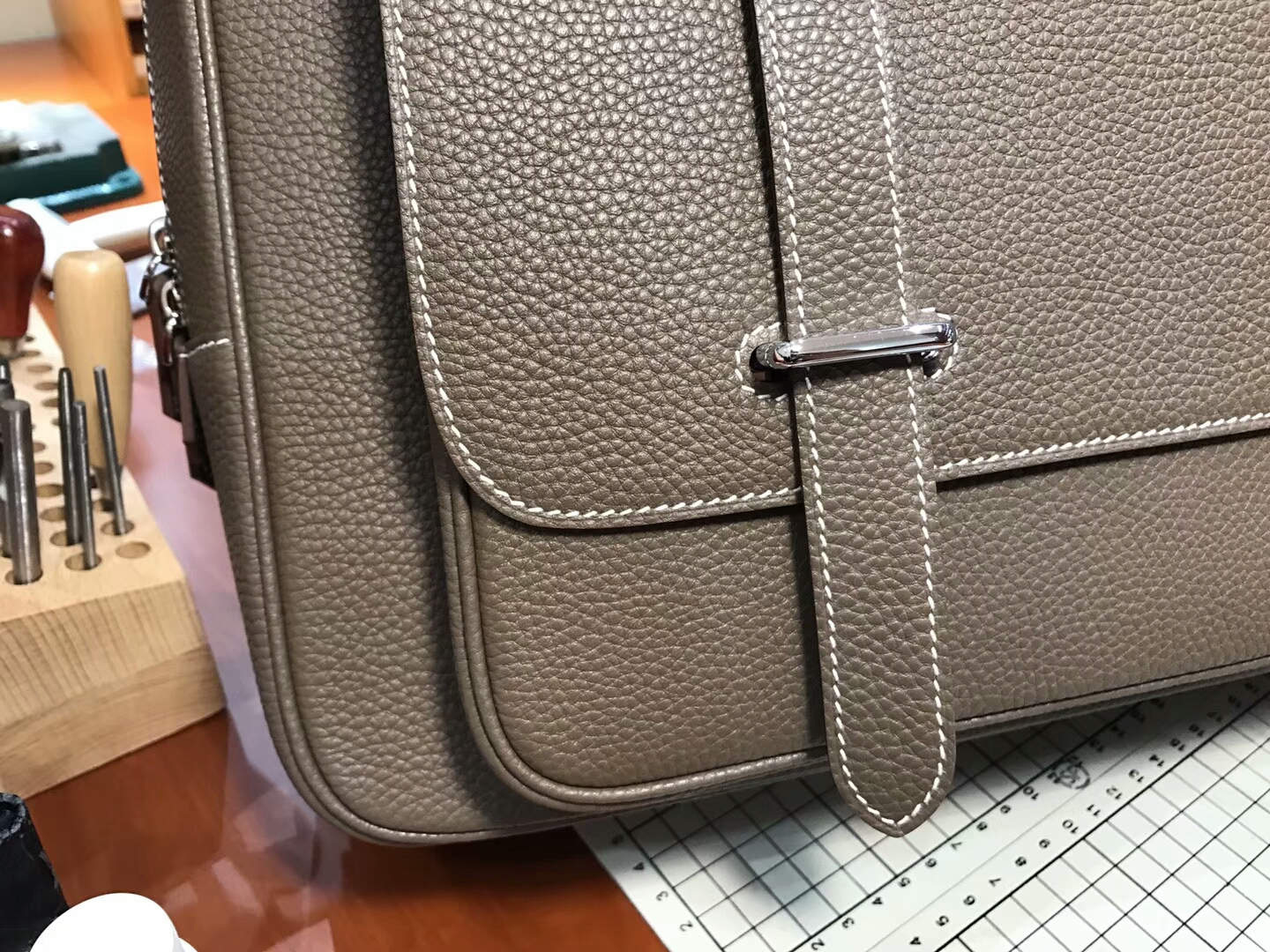 HERMES 爱马仕 邮差男士公文包 大象灰 CK18 Etoupe 现货系列  配全套专柜原版包装 