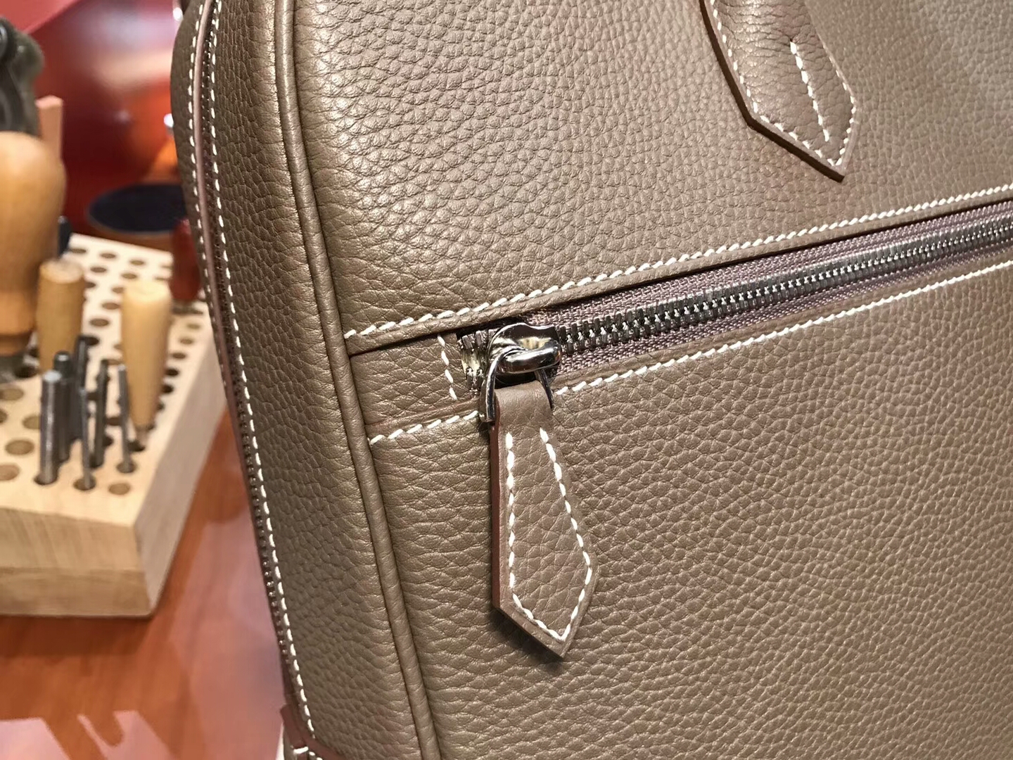 HERMES 爱马仕 邮差男士公文包 大象灰 CK18 Etoupe 现货系列  配全套专柜原版包装 