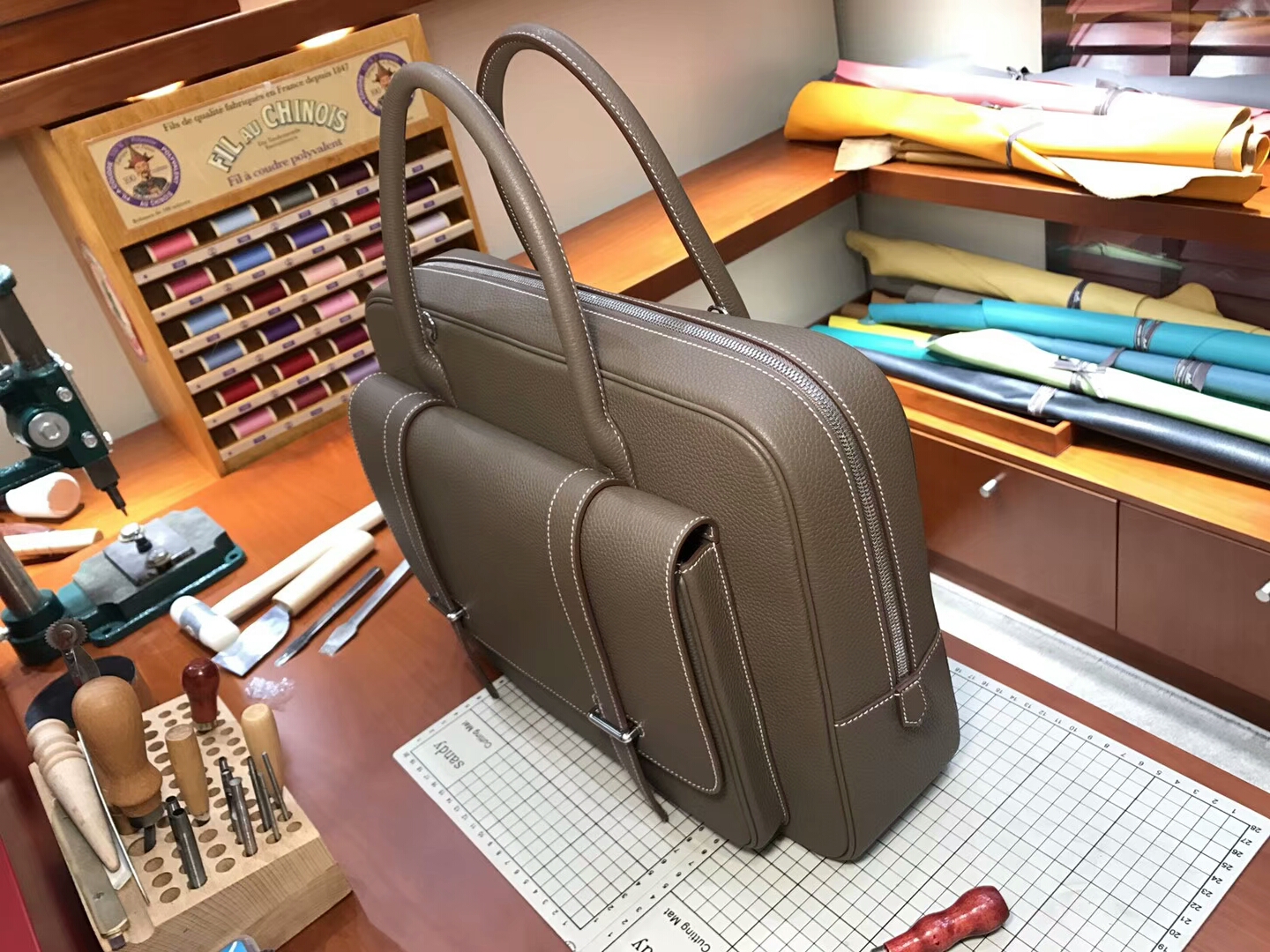 HERMES 爱马仕 邮差男士公文包 大象灰 CK18 Etoupe 现货系列  配全套专柜原版包装 