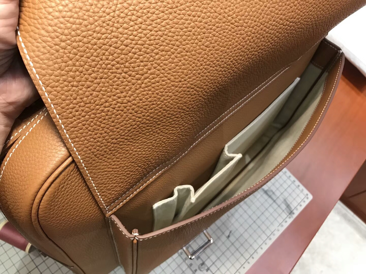 HERMES 爱马仕 男士邮差公文包 CK37 金棕色 Gold 现货系列 配全套专柜原版包装