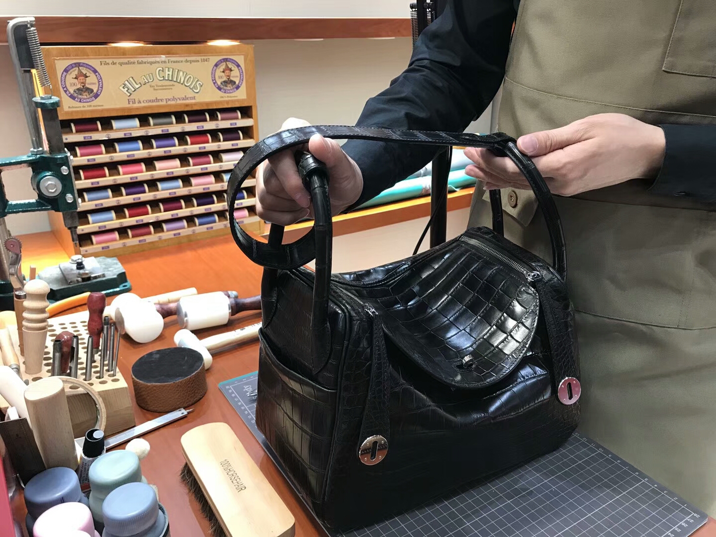 爱马仕 HERMES Lindy 26/30cm 哑光鳄鱼皮 BLACK 黑色 银扣 配全套专柜原版包装