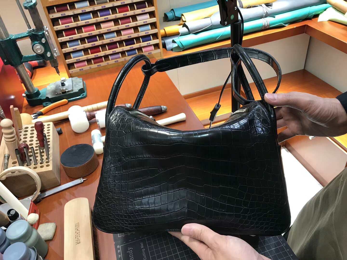 爱马仕 HERMES Lindy 26/30cm 哑光鳄鱼皮 BLACK 黑色 银扣 配全套专柜原版包装
