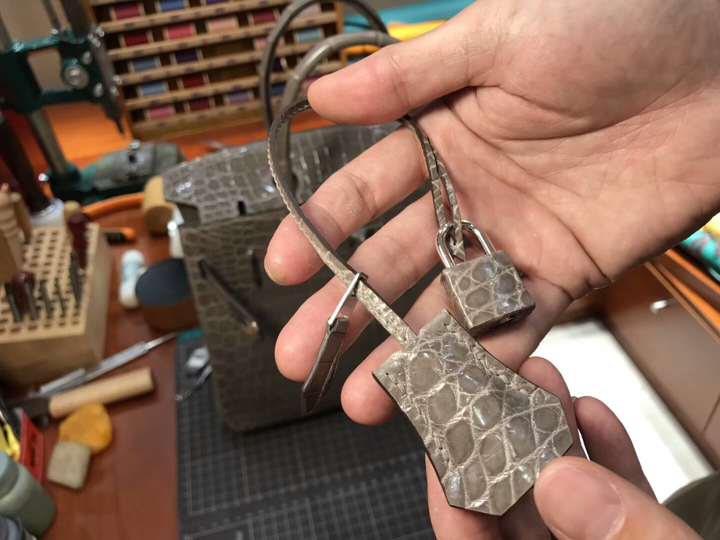 爱马仕 HERMES 铂金包 Birkin 25cm 配全套专柜原版包装 全球发售 鳄鱼  C81斑鸠灰