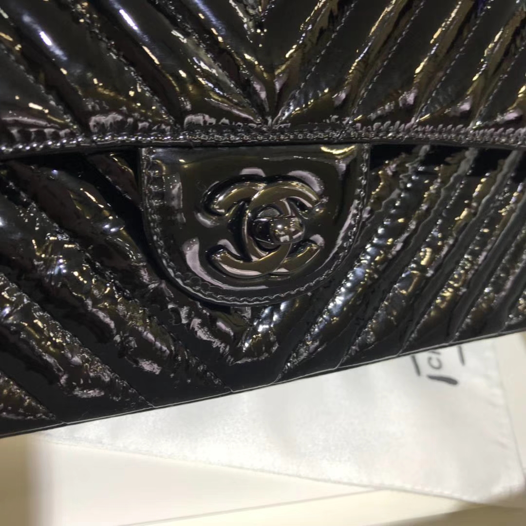 Chanel 香奈儿 V字绣 皱漆皮 黑色 25cm 黑扣