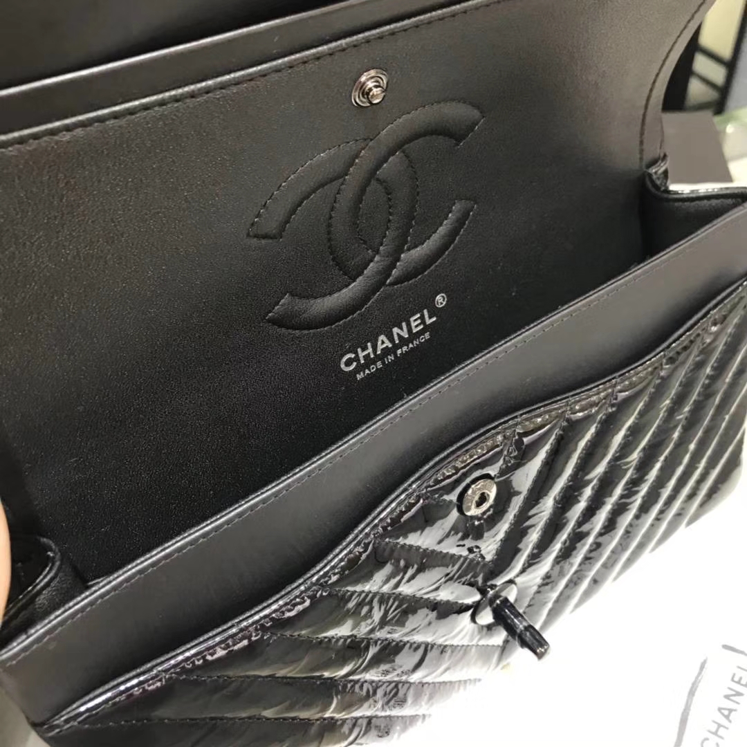 Chanel 香奈儿 V字绣 皱漆皮 黑色 25cm 黑扣