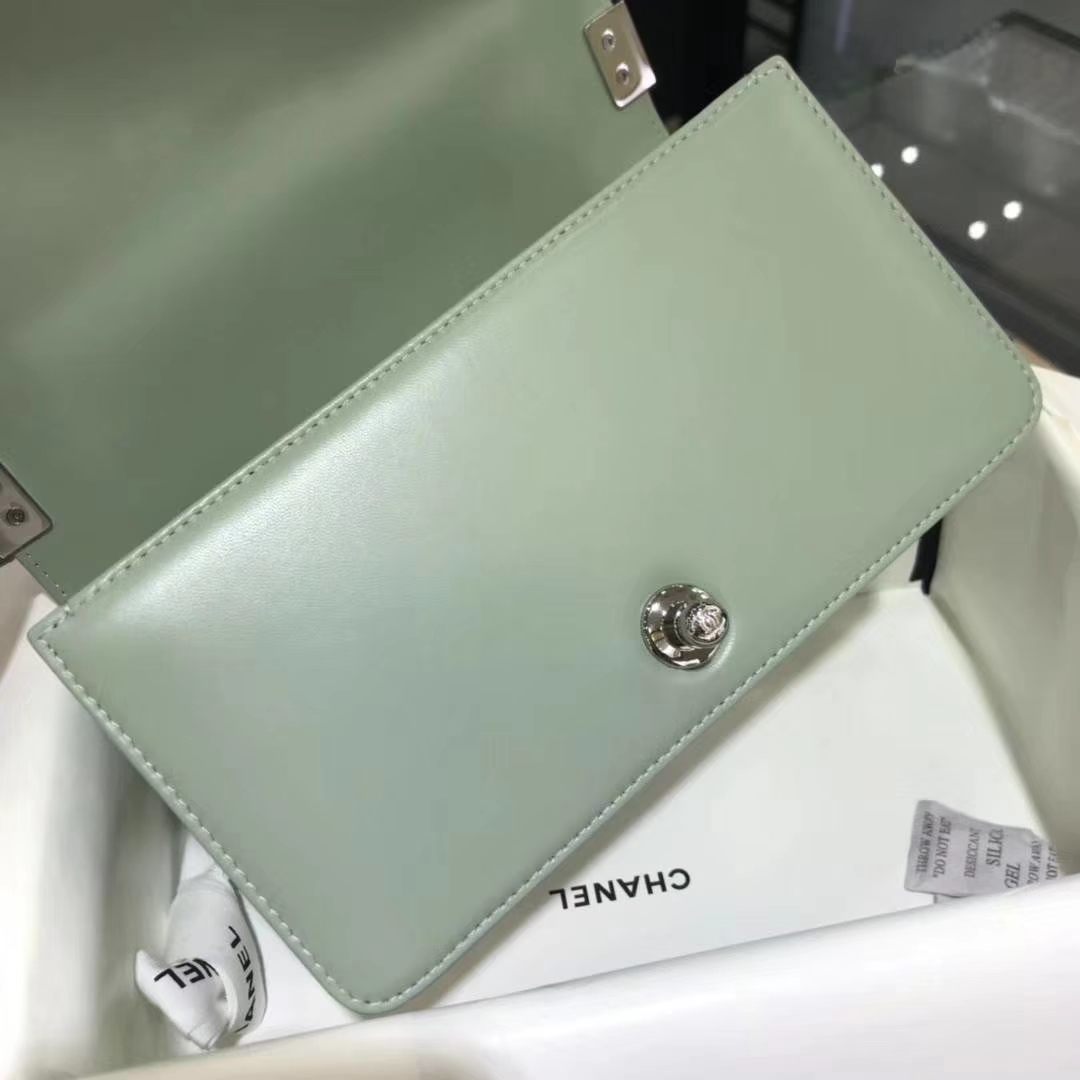 Chanel 香奈儿 leboy 进口小羊皮 V格款 抹茶绿 银扣 20cm