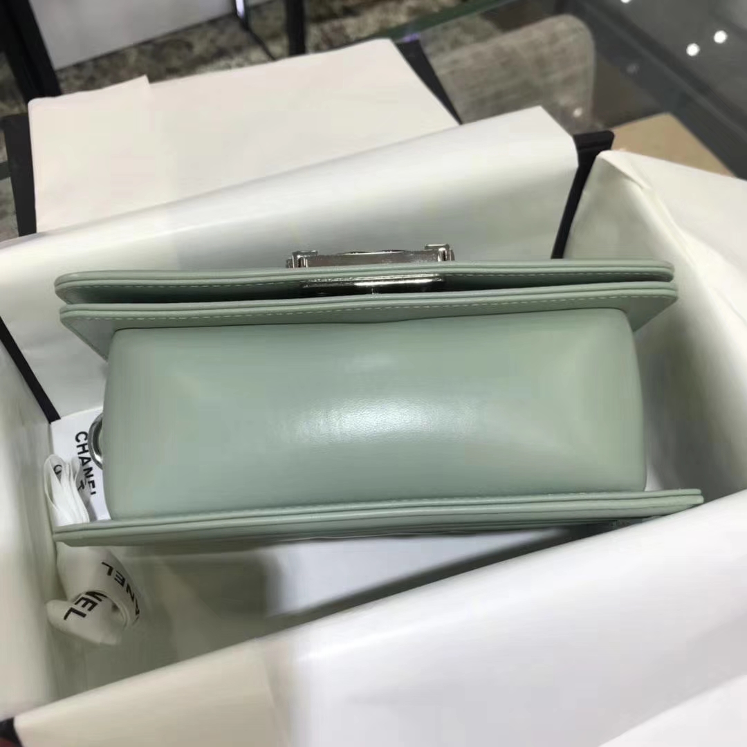 Chanel 香奈儿 leboy 进口小羊皮 V格款 抹茶绿 银扣 20cm
