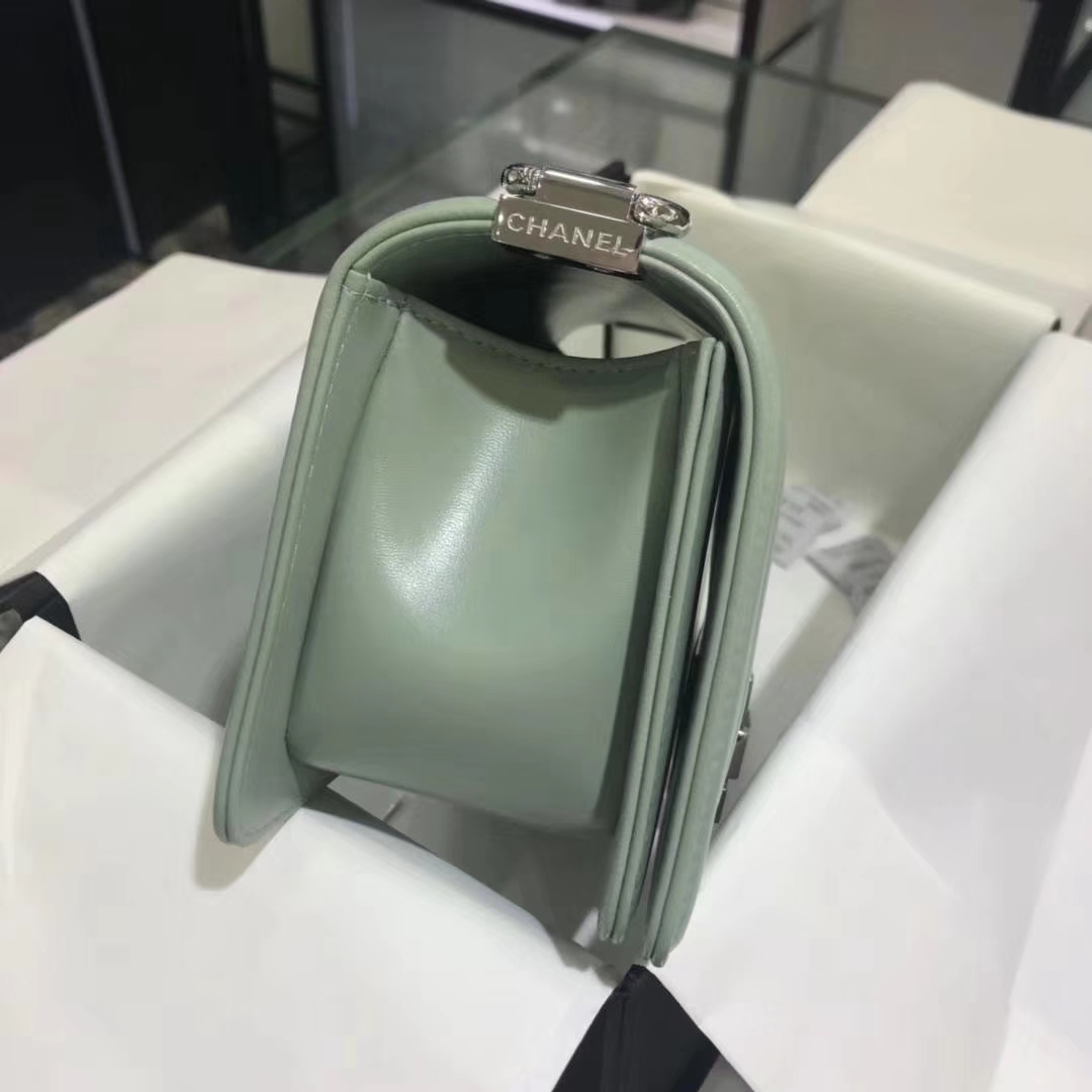 Chanel 香奈儿 leboy 进口小羊皮 V格款 抹茶绿 银扣 20cm