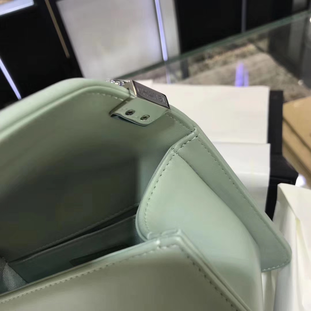 Chanel 香奈儿 leboy 进口小羊皮 V格款 抹茶绿 银扣 20cm