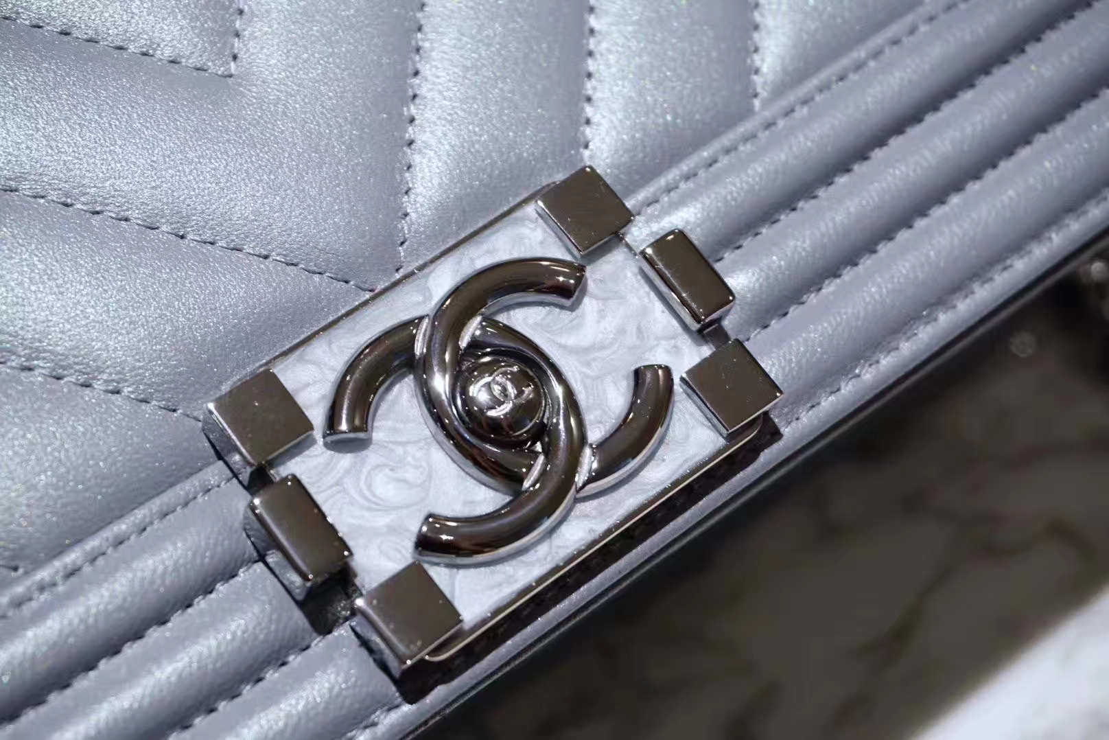 Chanel 香奈儿 Leboy系列 25cm 原厂小羊皮 珠光蓝色 大理石纹琉璃五金