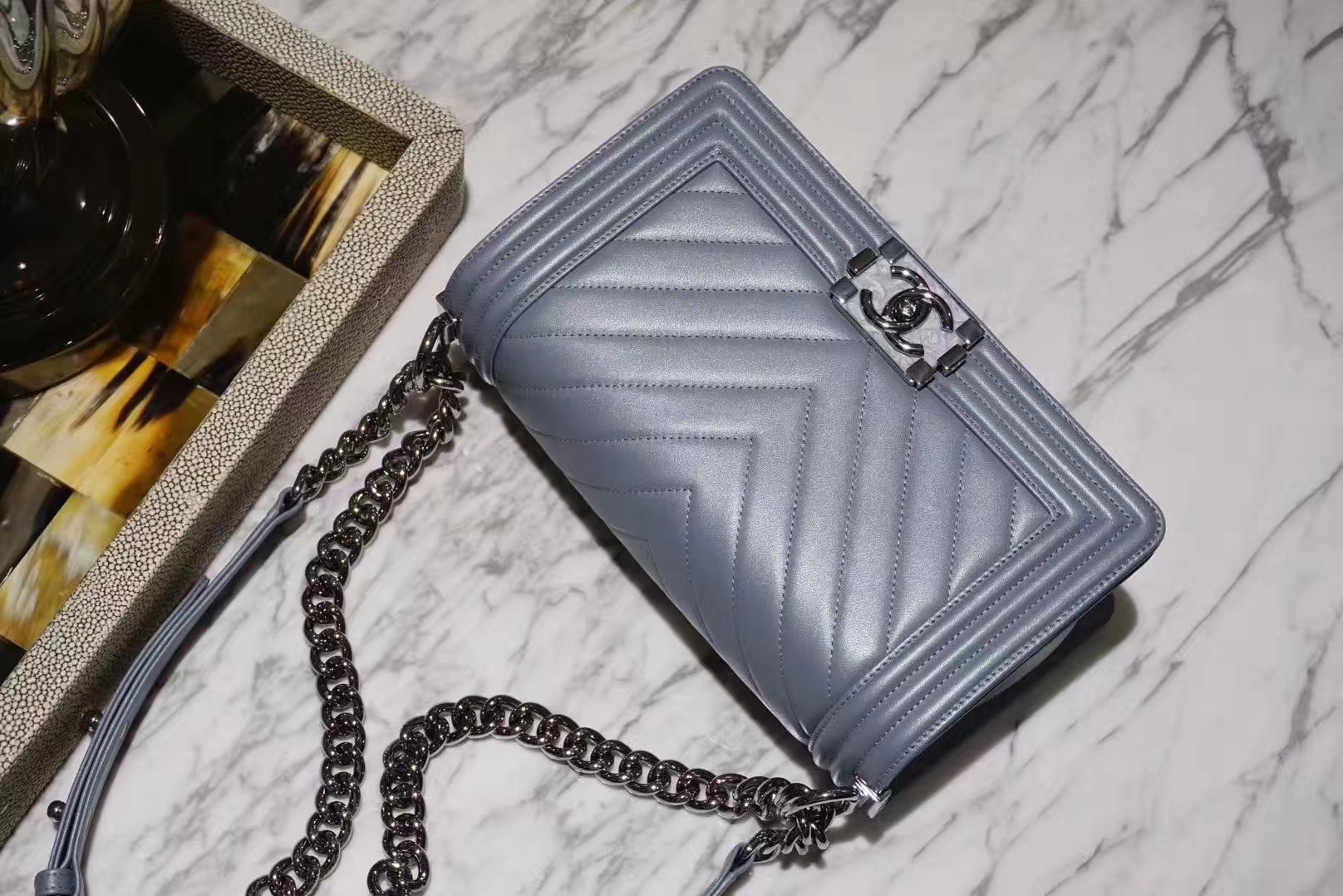 Chanel 香奈儿 Leboy系列 25cm 原厂小羊皮 珠光蓝色 大理石纹琉璃五金