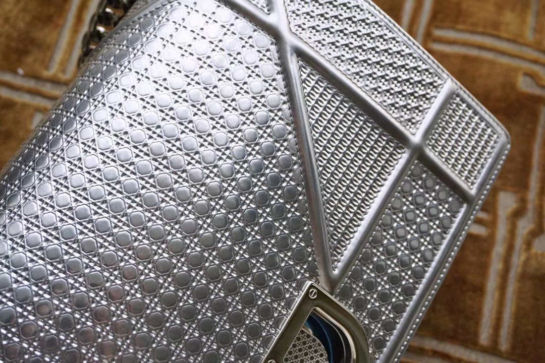 Dior 迪奥 腾格纹金属银 原厂正品皮 压花清晰 用过才知好