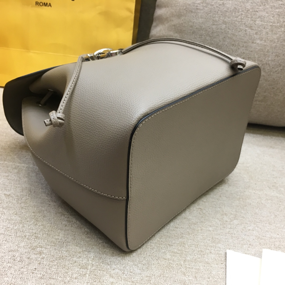 FENDI新款背包 灰色 全新F标志 5508 抽绳开合 21x15x25