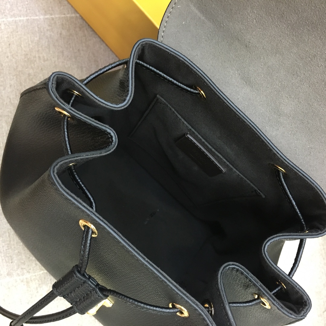 FENDI 新款背包 全新F标志的金属手柄 钥匙圈饰牌 21x15x25  黑色 5508