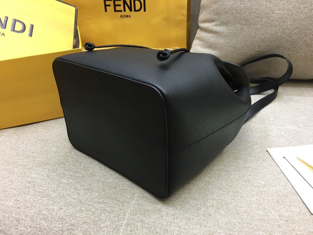 FENDI 新款背包 全新F标志的金属手柄 钥匙圈饰牌 21x15x25  黑色 5508