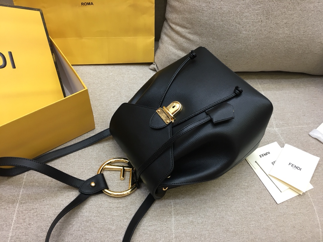 FENDI 新款背包 全新F标志的金属手柄 钥匙圈饰牌 21x15x25  黑色 5508