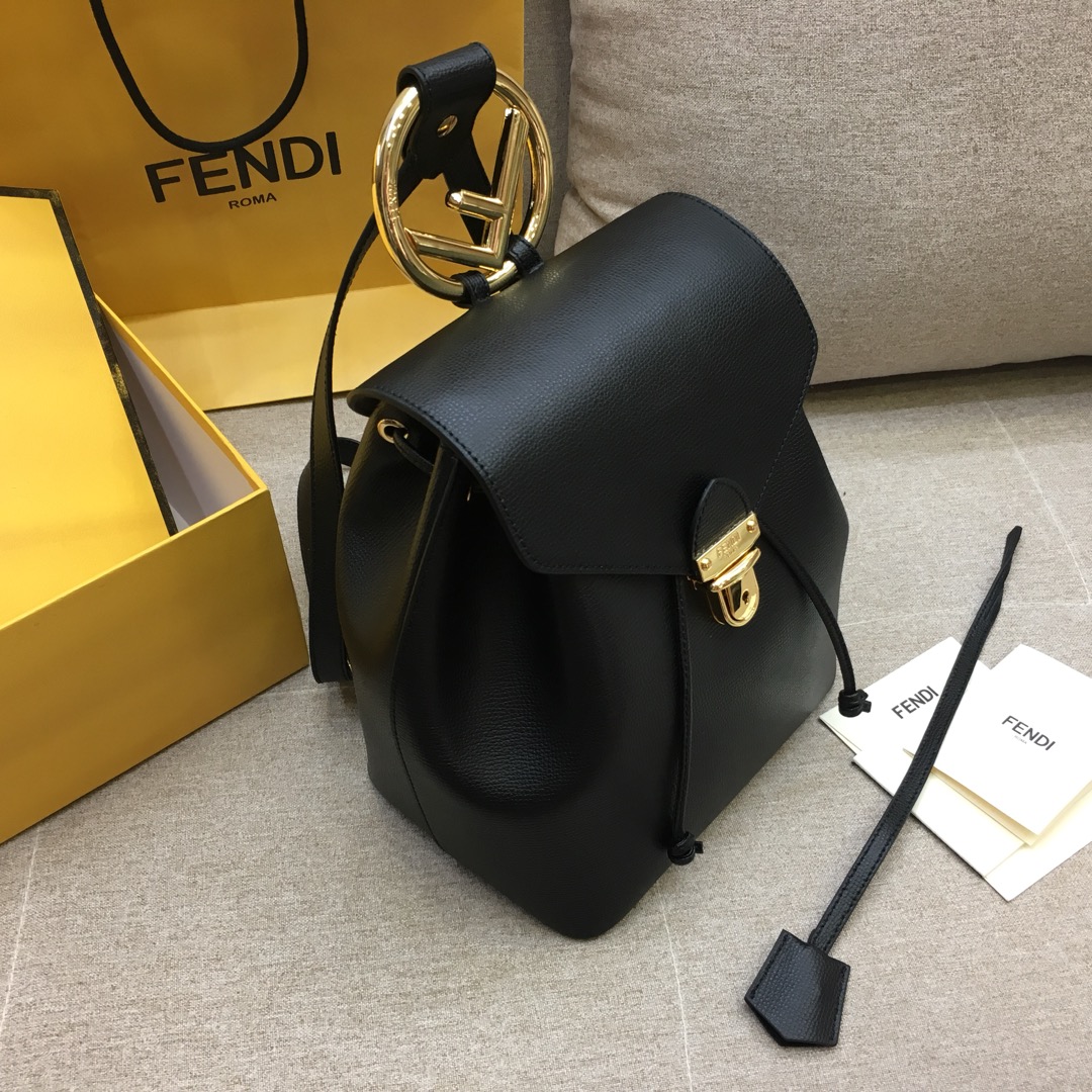 FENDI 新款背包 全新F标志的金属手柄 钥匙圈饰牌 21x15x25  黑色 5508