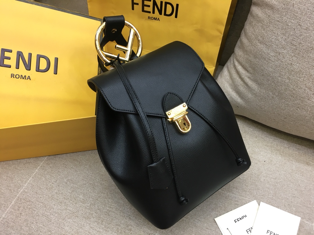 FENDI 新款背包 全新F标志的金属手柄 钥匙圈饰牌 21x15x25  黑色 5508