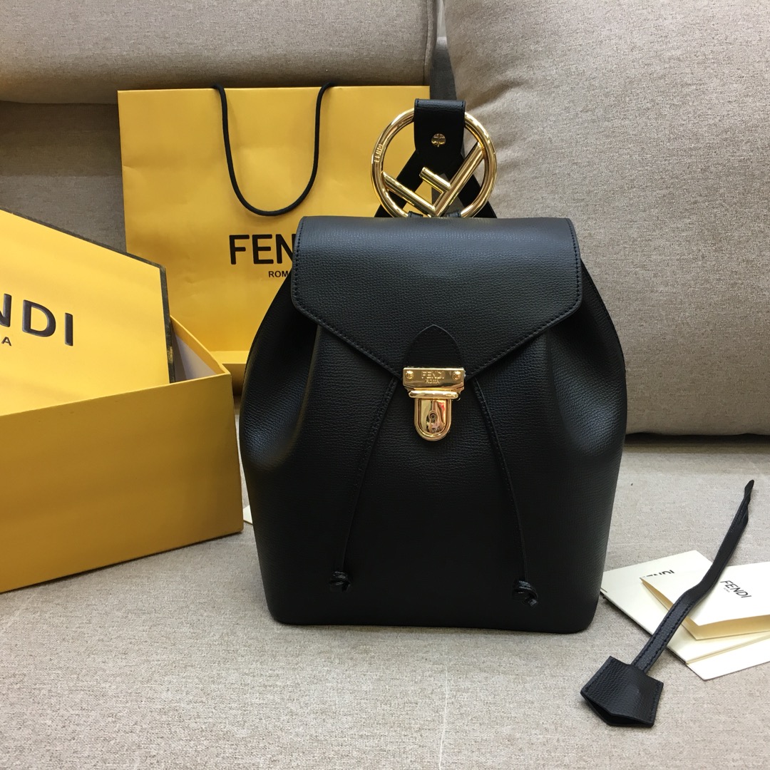 FENDI 新款背包 全新F标志的金属手柄 钥匙圈饰牌 21x15x25  黑色 5508