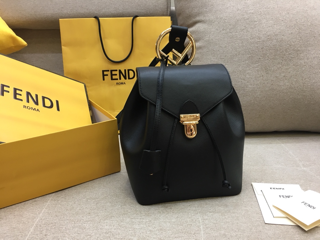 FENDI 新款背包 全新F标志的金属手柄 钥匙圈饰牌 21x15x25  黑色 5508