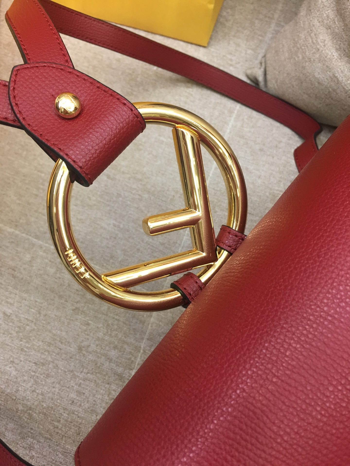 FENDI 芬迪 新款背包 全新F标志的金属手柄   21x15x25 红色 5508 