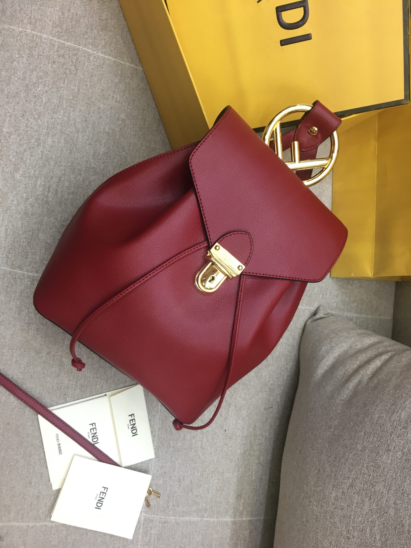 FENDI 芬迪 新款背包 全新F标志的金属手柄   21x15x25 红色 5508 