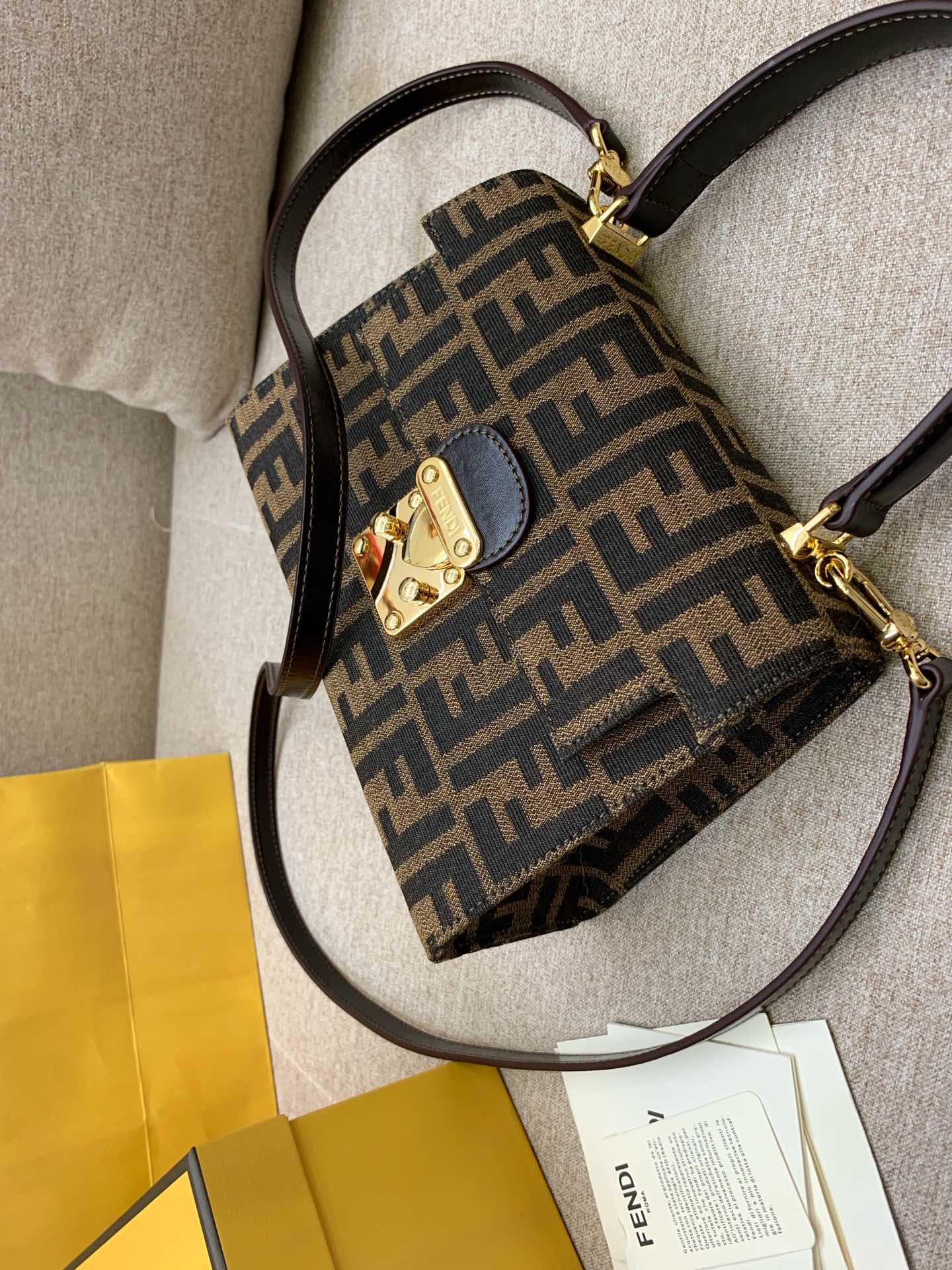 Fendi 芬迪 现货 vintage 中古包 22x16x9cm 8006 老花FF 复古 低调耐看