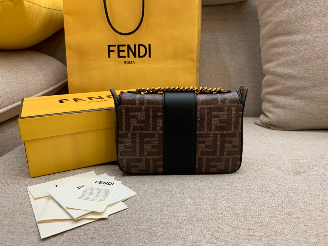 FENDI芬迪现货 均含内袋和磁扣夹 F 字样标章 18cm 8826 可肩背斜跨手提
