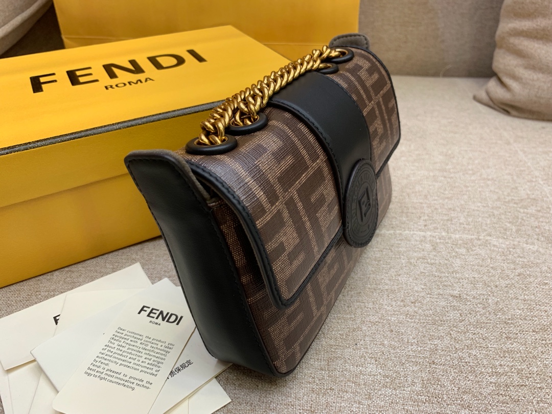 FENDI芬迪现货 均含内袋和磁扣夹 F 字样标章 18cm 8826 可肩背斜跨手提