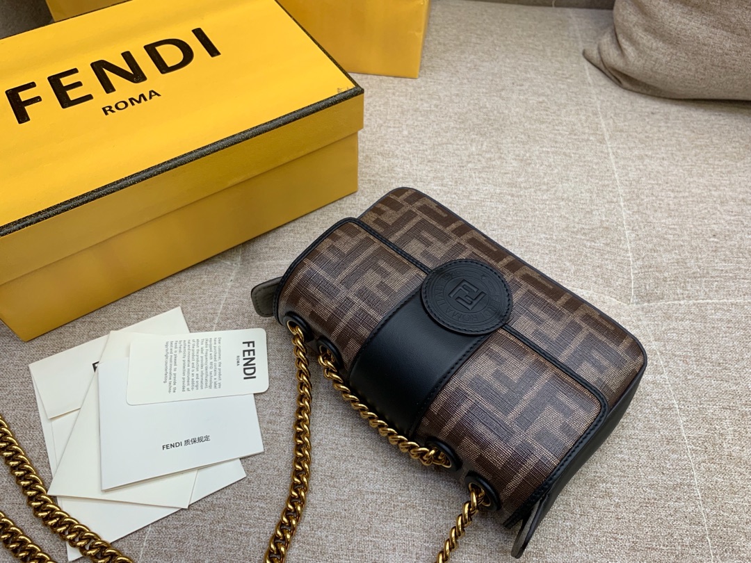 FENDI芬迪现货 均含内袋和磁扣夹 F 字样标章 18cm 8826 可肩背斜跨手提