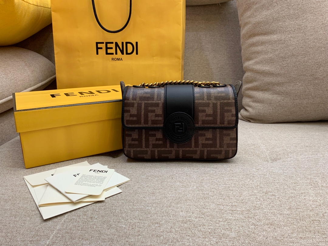 FENDI芬迪现货 均含内袋和磁扣夹 F 字样标章 18cm 8826 可肩背斜跨手提