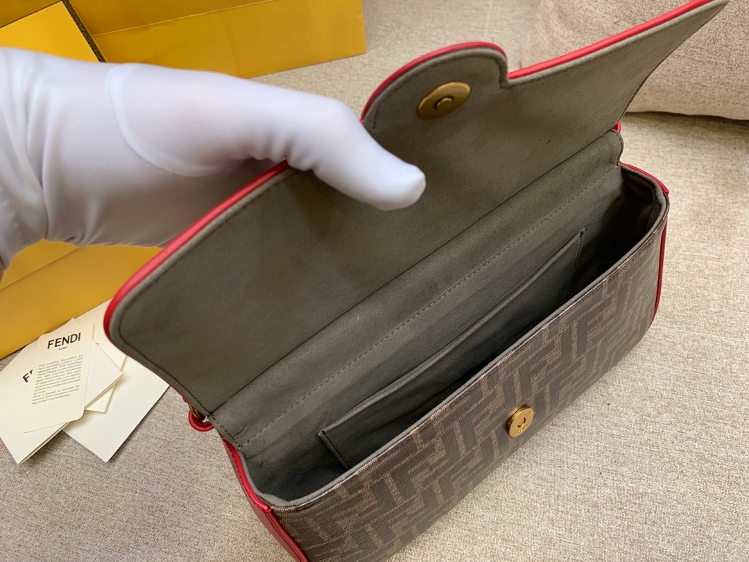 Fendi 芬迪现货 双面手提包 金属 F 图案 肩背斜跨手提 布压制对版面料 饰有棕色 FF 主题图 27x16x8cm-原单站_原单包包工厂货源 Fendi 芬迪现货 双面手提包 金属 F 图案 肩背斜跨手提 布压制对版面料 饰有棕色 FF 主题图 27x16x8cm