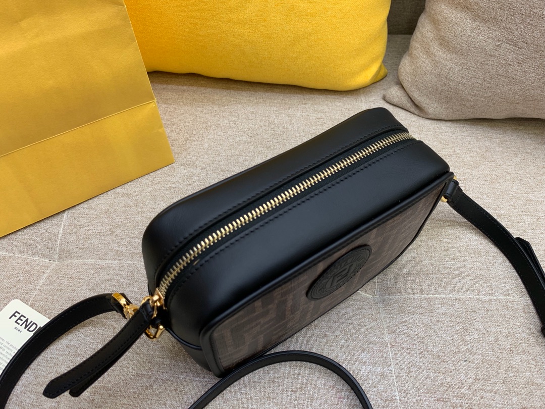 FENDI 芬迪现货 最新相机包 可拆卸的斜背肩带缀有新款F标志 18x13x7cm 8856