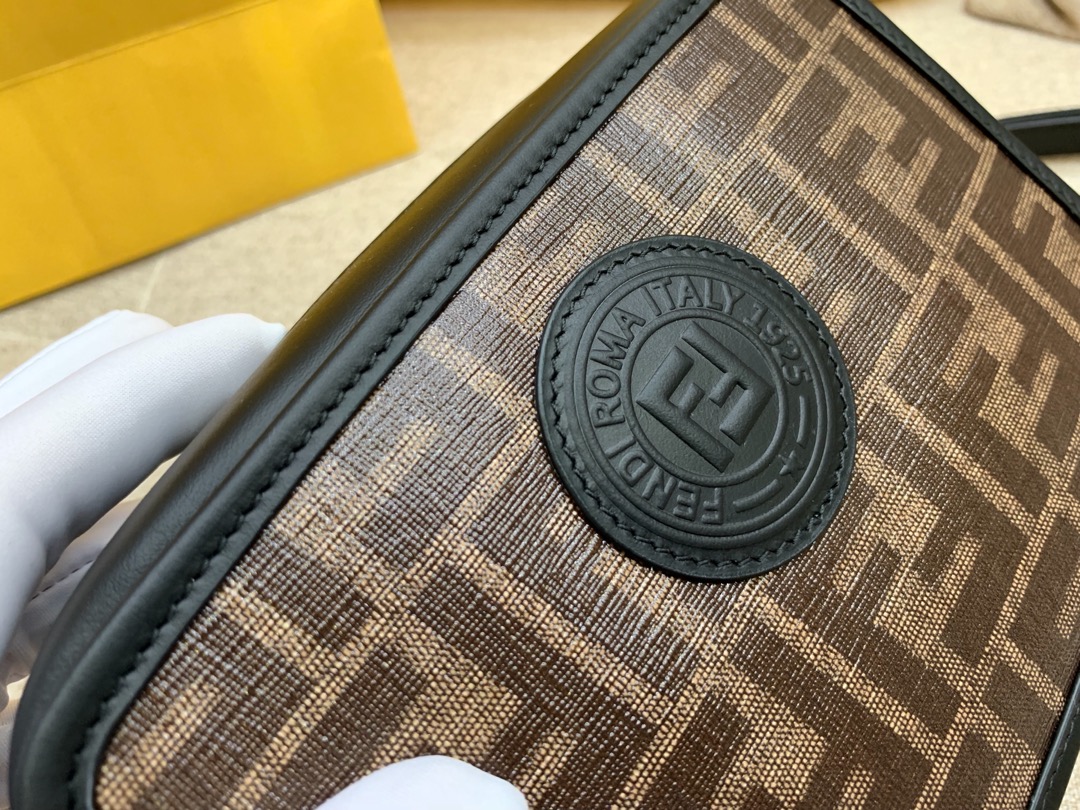 FENDI 芬迪现货 最新相机包 可拆卸的斜背肩带缀有新款F标志 18x13x7cm 8856