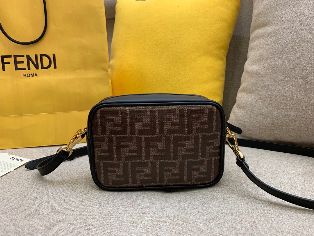 FENDI 芬迪现货 最新相机包 可拆卸的斜背肩带缀有新款F标志 18x13x7cm 8856