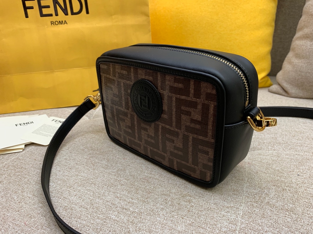FENDI 芬迪现货 最新相机包 可拆卸的斜背肩带缀有新款F标志 18x13x7cm 8856
