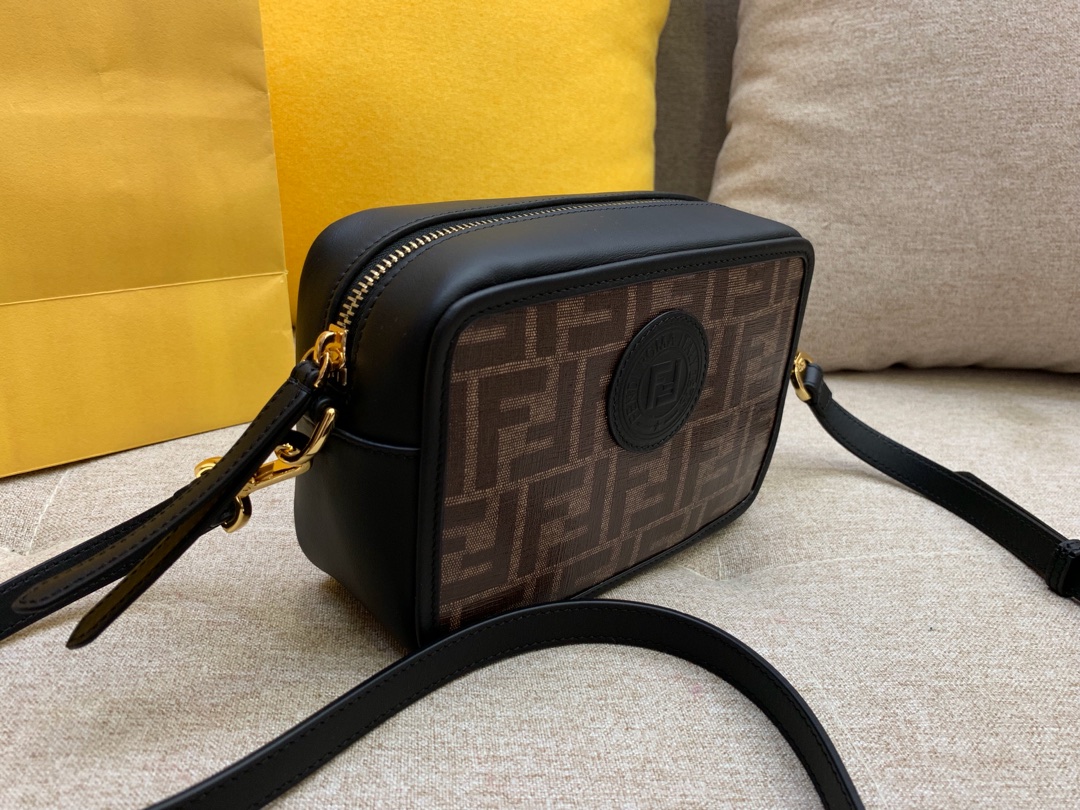 FENDI 芬迪现货 最新相机包 可拆卸的斜背肩带缀有新款F标志 18x13x7cm 8856