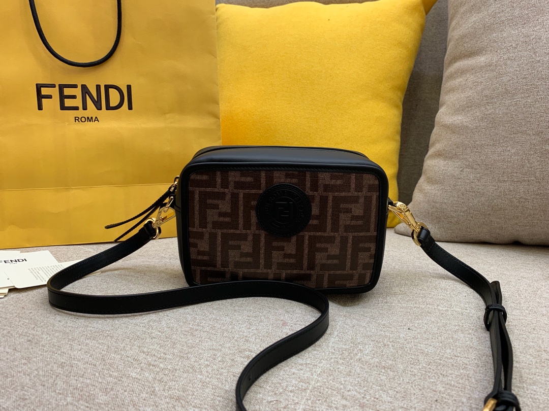 FENDI 芬迪现货 最新相机包 可拆卸的斜背肩带缀有新款F标志 18x13x7cm 8856