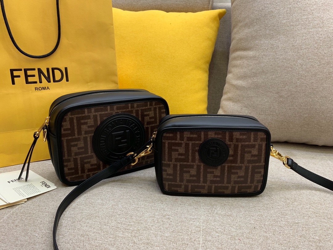 FENDI 芬迪现货 最新相机包 可拆卸的斜背肩带缀有新款F标志 18x13x7cm 8856