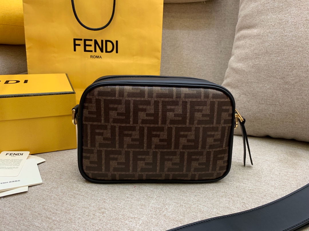 Fendi 芬迪 现货 最新相机包 22x15x7cm 8855 新款F标志